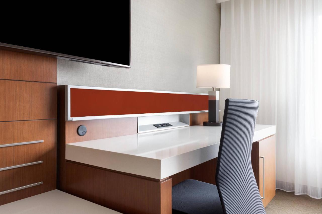 Delta Hotels By Marriott Indianapolis Airport Exterior photo